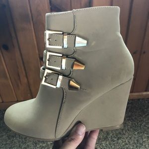 Beige booties with clasps size 8 super cute!